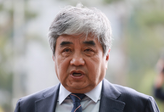 한상혁 방송통신위원장이 22일 오전 도봉구 서울 북부지방검찰청에서 종합편성채널 TV조선 재승인 심사 당시 점수 조작에 관여한 의혹과 관련해 피의자 신분으로 검찰 조사를 받기 위해 들어가며 취재진의 질문에 답하고 있다.  연합뉴스